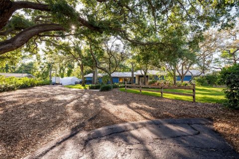 House in Clearwater, Florida 5 bedrooms, 340.21 sq.m. № 1717009 - photo 16