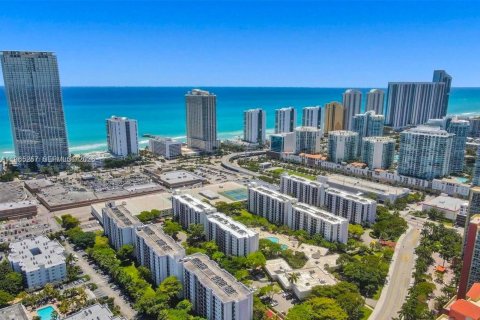 Condominio en alquiler en Sunny Isles Beach, Florida, 2 dormitorios, 95.78 m2 № 2026917 - foto 2