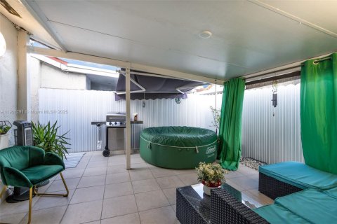 House in Hialeah, Florida 3 bedrooms, 134.99 sq.m. № 1953164 - photo 24