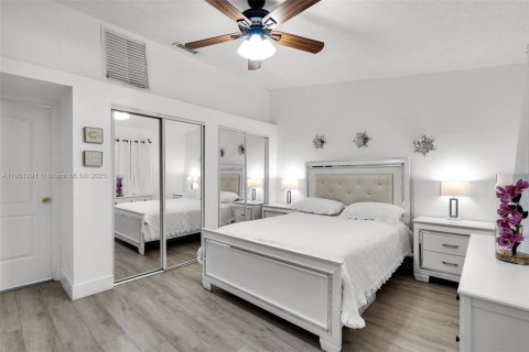 House in Hialeah, Florida 3 bedrooms, 134.99 sq.m. № 1953164 - photo 12