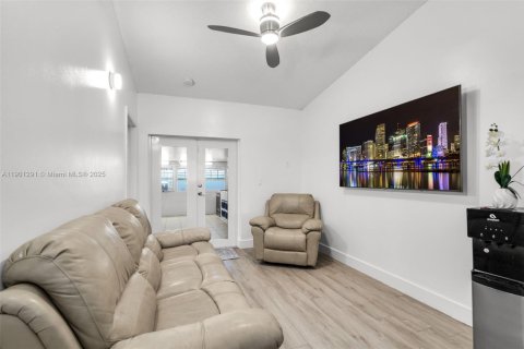 House in Hialeah, Florida 3 bedrooms, 134.99 sq.m. № 1953164 - photo 9