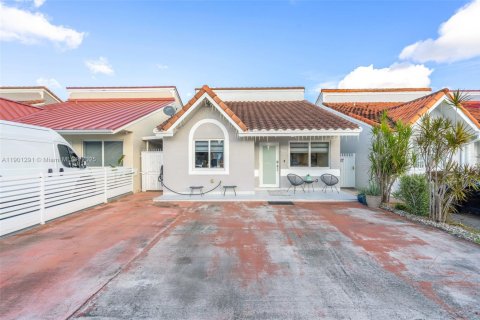 House in Hialeah, Florida 3 bedrooms, 134.99 sq.m. № 1953164 - photo 1