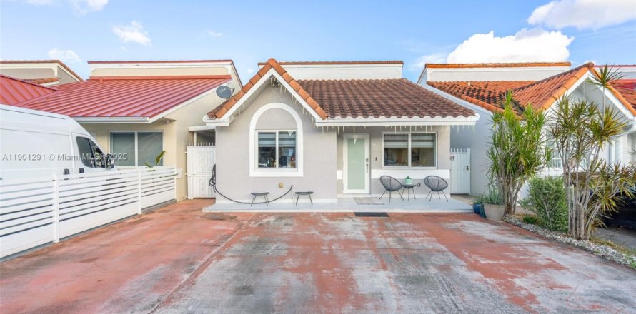 House in Hialeah, Florida 3 bedrooms, 134.99 sq.m. № 1953164