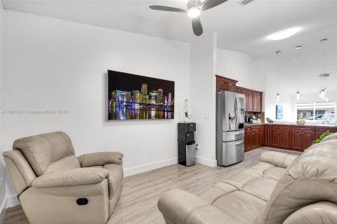 House in Hialeah, Florida 3 bedrooms, 134.99 sq.m. № 1953164 - photo 10
