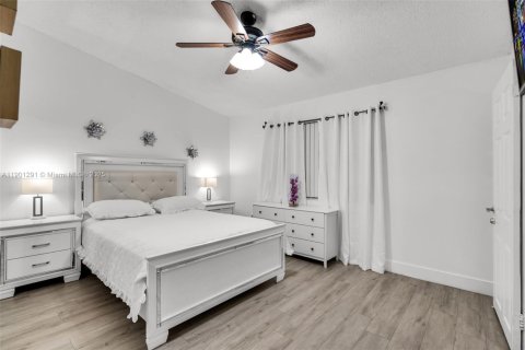 House in Hialeah, Florida 3 bedrooms, 134.99 sq.m. № 1953164 - photo 11