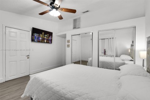 House in Hialeah, Florida 3 bedrooms, 134.99 sq.m. № 1953164 - photo 13