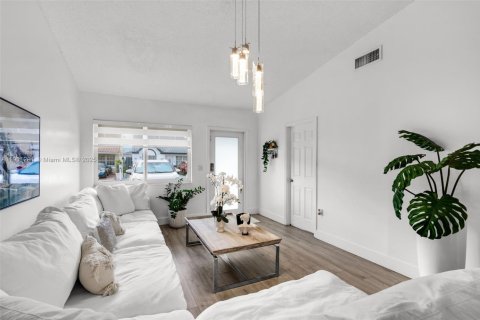 House in Hialeah, Florida 3 bedrooms, 134.99 sq.m. № 1953164 - photo 3