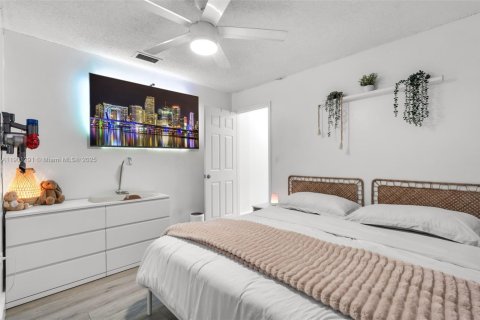 House in Hialeah, Florida 3 bedrooms, 134.99 sq.m. № 1953164 - photo 20
