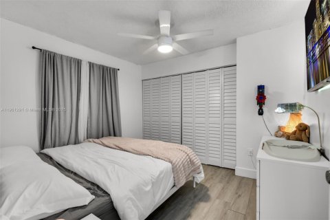 House in Hialeah, Florida 3 bedrooms, 134.99 sq.m. № 1953164 - photo 19