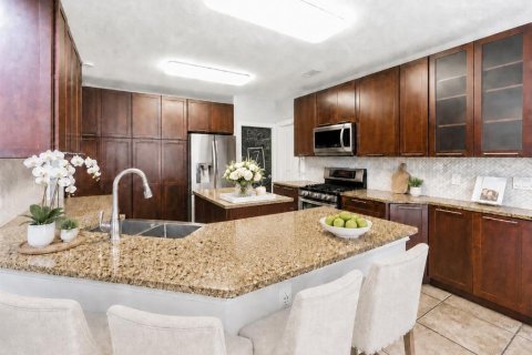 House in Brandon, Florida 4 bedrooms, 223.06 sq.m. № 2227445 - photo 6