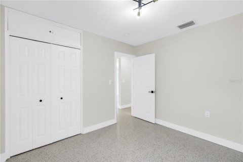 House in Gulfport, Florida 3 bedrooms, 104.05 sq.m. № 1911900 - photo 17