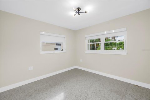 House in Gulfport, Florida 3 bedrooms, 104.05 sq.m. № 1911900 - photo 14