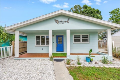 House in Gulfport, Florida 3 bedrooms, 104.05 sq.m. № 1911900 - photo 1