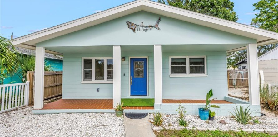 House in Gulfport, Florida 3 bedrooms, 104.05 sq.m. № 1911900