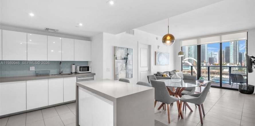 Condominio en Miami, Florida, 2 dormitorios  № 2057808