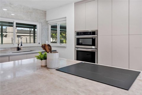 House in Belle Isle, Florida 4 bedrooms, 222.97 sq.m. № 2431077 - photo 24