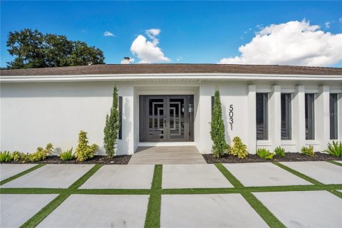 House in Belle Isle, Florida 4 bedrooms, 222.97 sq.m. № 2431077 - photo 10