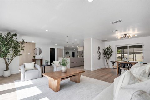 House in Belle Isle, Florida 4 bedrooms, 222.97 sq.m. № 2431077 - photo 21