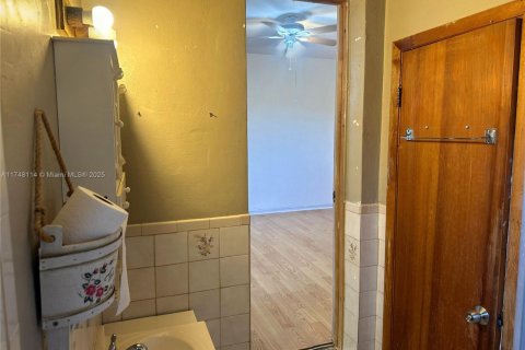 House in Miami, Florida 3 bedrooms, 130.43 sq.m. № 1495996 - photo 30
