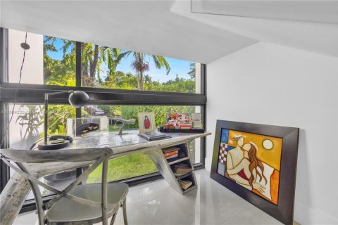 House in Miami, Florida 5 bedrooms, 348.29 sq.m. № 1955086 - photo 17