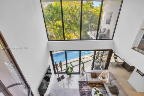 House in Miami, Florida 5 bedrooms, 348.29 sq.m. № 1955086 - photo 19