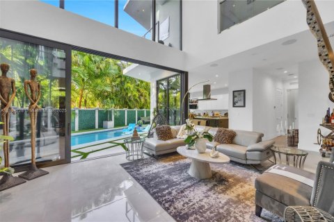 House in Miami, Florida 5 bedrooms, 348.29 sq.m. № 1955086 - photo 7
