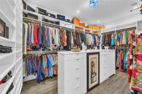 House in Miami, Florida 5 bedrooms, 348.29 sq.m. № 1955086 - photo 28