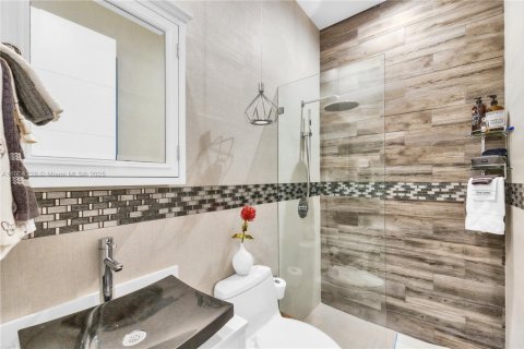 House in Miami, Florida 5 bedrooms, 348.29 sq.m. № 1955086 - photo 30