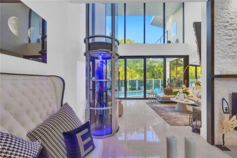House in Miami, Florida 5 bedrooms, 348.29 sq.m. № 1955086 - photo 14