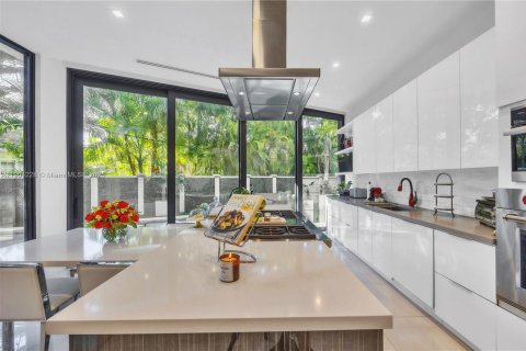 House in Miami, Florida 5 bedrooms, 348.29 sq.m. № 1955086 - photo 8