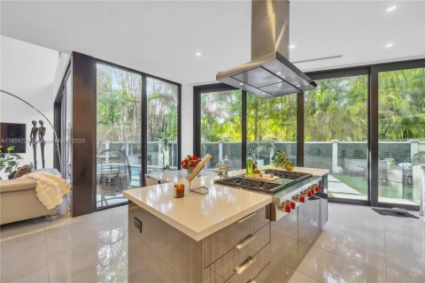 House in Miami, Florida 5 bedrooms, 348.29 sq.m. № 1955086 - photo 9