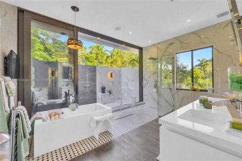 House in Miami, Florida 5 bedrooms, 348.29 sq.m. № 1955086 - photo 24