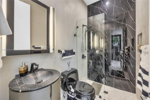 House in Miami, Florida 5 bedrooms, 348.29 sq.m. № 1955086 - photo 16