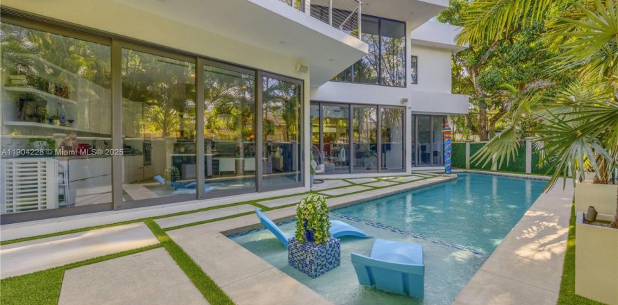 House in Miami, Florida 5 bedrooms, 348.29 sq.m. № 1955086