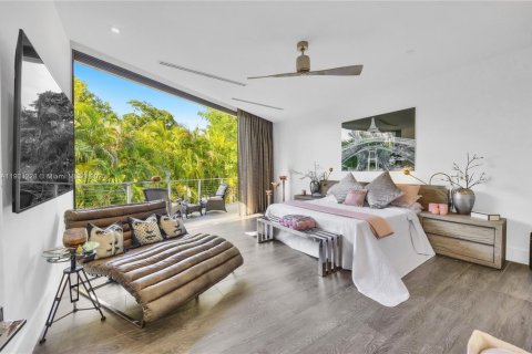 House in Miami, Florida 5 bedrooms, 348.29 sq.m. № 1955086 - photo 21