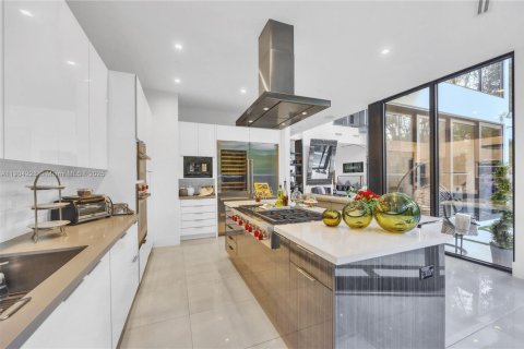 House in Miami, Florida 5 bedrooms, 348.29 sq.m. № 1955086 - photo 10