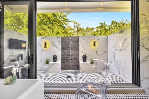 House in Miami, Florida 5 bedrooms, 348.29 sq.m. № 1955086 - photo 26