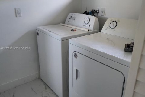 Casa en alquiler en Hollywood, Florida, 3 dormitorios, 179.3 m2 № 2030908 - foto 25