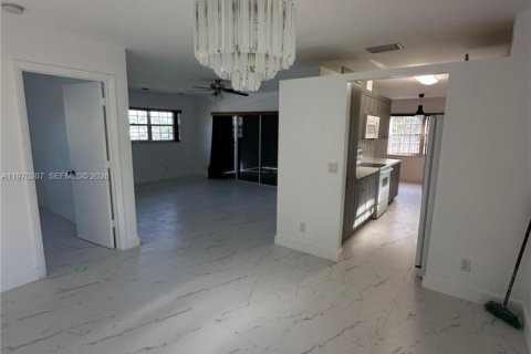 Casa en alquiler en Hollywood, Florida, 3 dormitorios, 179.3 m2 № 2030908 - foto 8