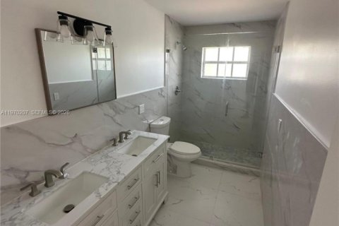Casa en alquiler en Hollywood, Florida, 3 dormitorios, 179.3 m2 № 2030908 - foto 12