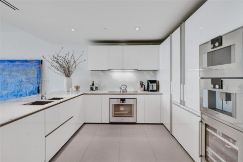 Condo in Bal Harbour, Florida, 1 bedroom  № 1607522 - photo 13