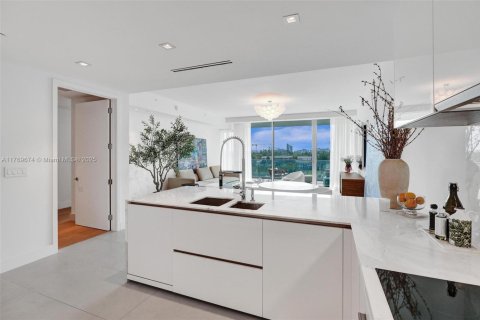 Condo in Bal Harbour, Florida, 1 bedroom  № 1607522 - photo 11