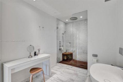 Condo in Bal Harbour, Florida, 1 bedroom  № 1607522 - photo 29