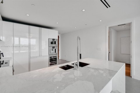 Condo in Bal Harbour, Florida, 1 bedroom  № 1607522 - photo 12