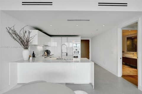 Condo in Bal Harbour, Florida, 1 bedroom  № 1607522 - photo 9