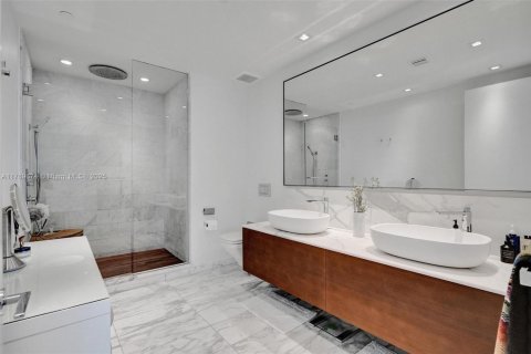 Condo in Bal Harbour, Florida, 1 bedroom  № 1607522 - photo 27
