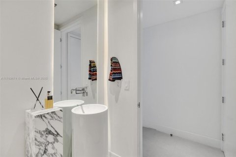 Condo in Bal Harbour, Florida, 1 bedroom  № 1607522 - photo 30