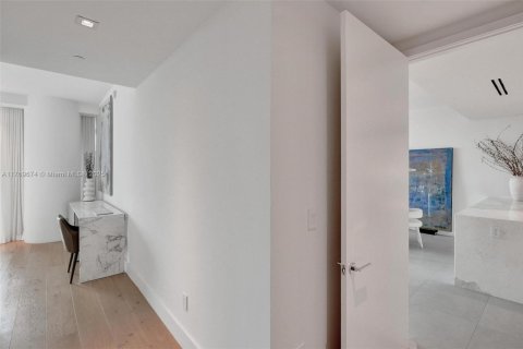 Condo in Bal Harbour, Florida, 1 bedroom  № 1607522 - photo 22