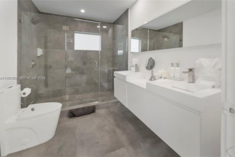 House in North Bay Village, Florida 4 bedrooms, 217.67 sq.m. № 2049425 - photo 30