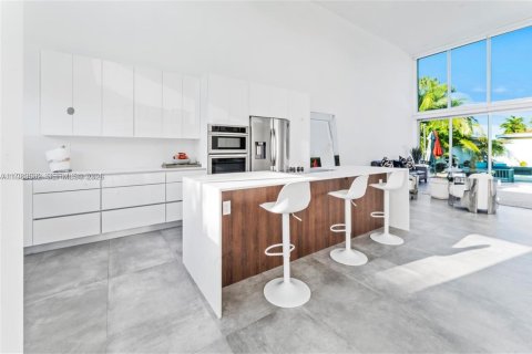 House in North Bay Village, Florida 4 bedrooms, 217.67 sq.m. № 2049425 - photo 9